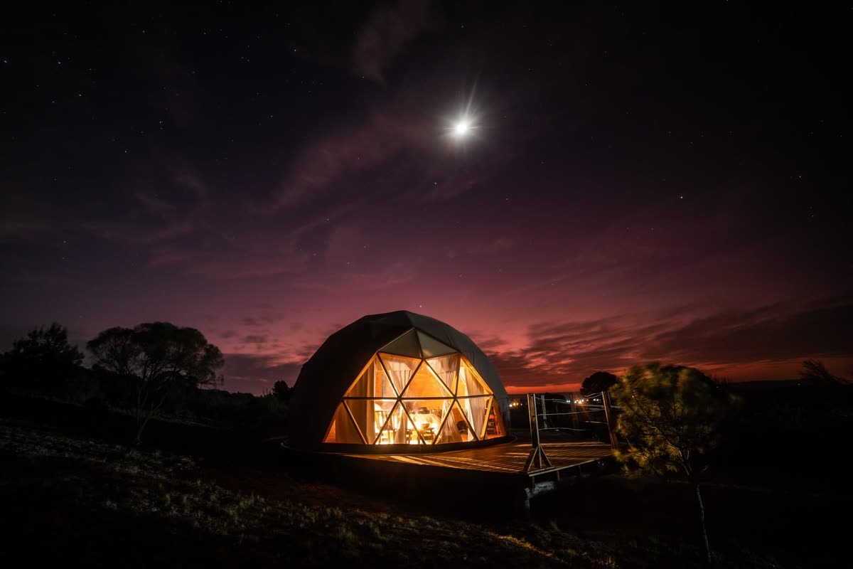 Domo iluminado de noche bajo las estrellas